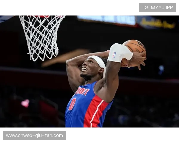 活塞主场108-105险胜太阳，队友赛前热身齐穿杜伦封面T恤致敬