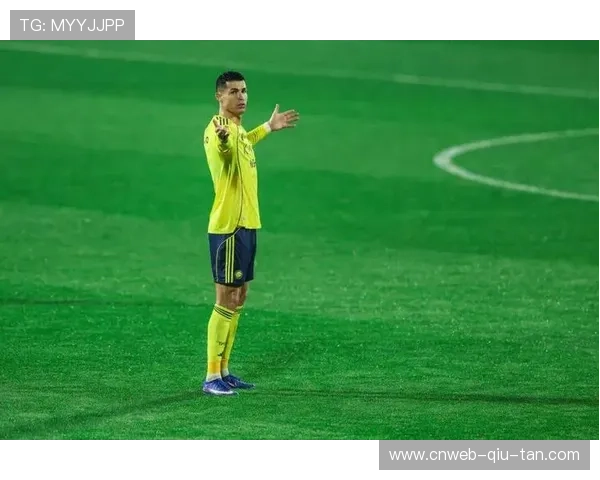 本泽马新月首秀戴帽引爆连锁反应，C罗罢赛努涅斯求离队沙特联赛陷入动荡局面展现转会连锁效应